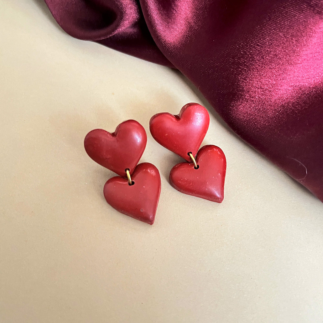 Dangle earrings with two red hearts