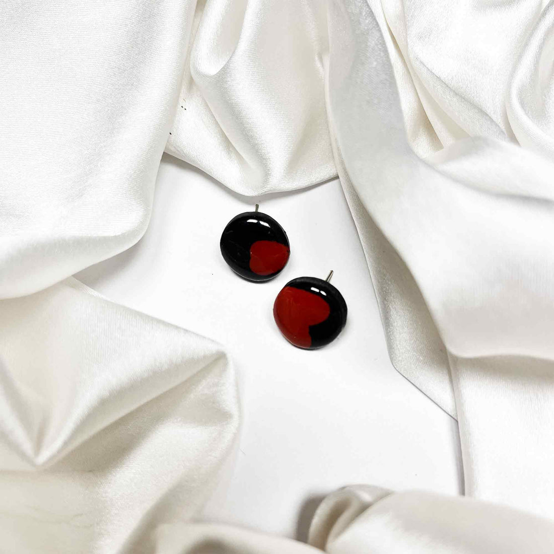 Lightweight heart-shaped black stud earrings